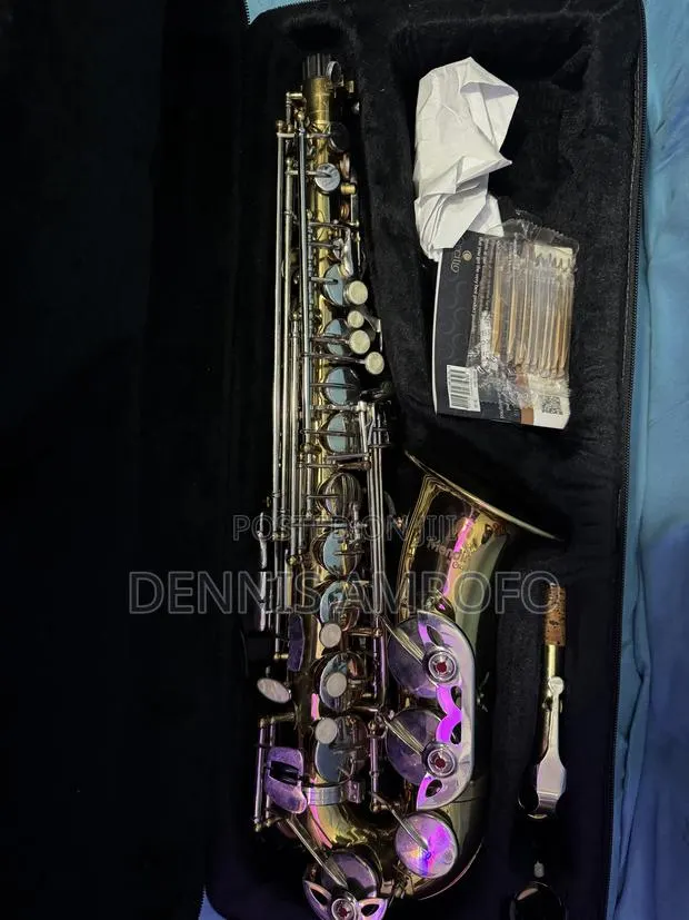Saxophone New in Box · Photo 1