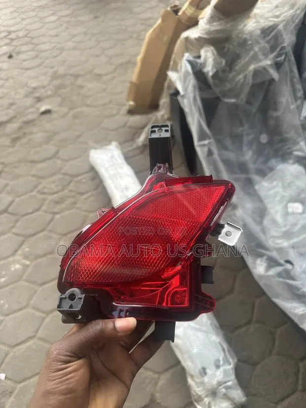 Toyota Highlander 2020 2021 2022 2023 2024 Rear Back Bumper Reflector · Photo 1