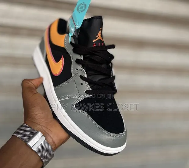 Air Jordan 1low “Vivid Orange” · Photo 1