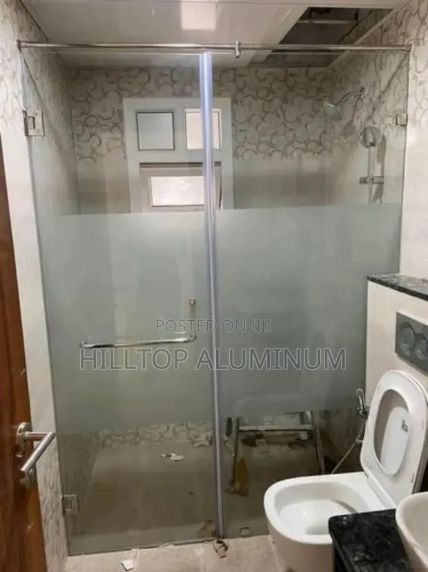 Shower Cubicle · Photo 1