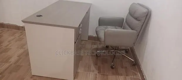 Urgent Sale – Office Desk and Executive Swivel Chair · Photo 1