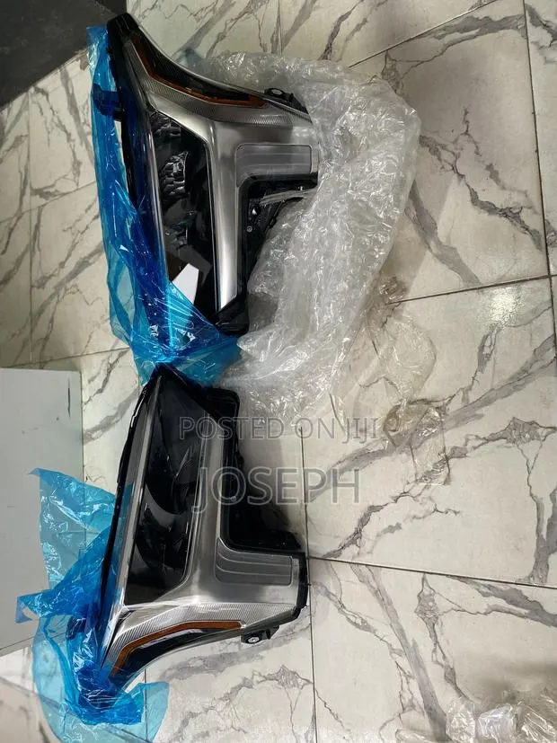 Tundra 2022,2023,2024 Headlight · Photo 1