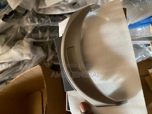 C300 Front Center Armrest Cover Trim · Photo 1