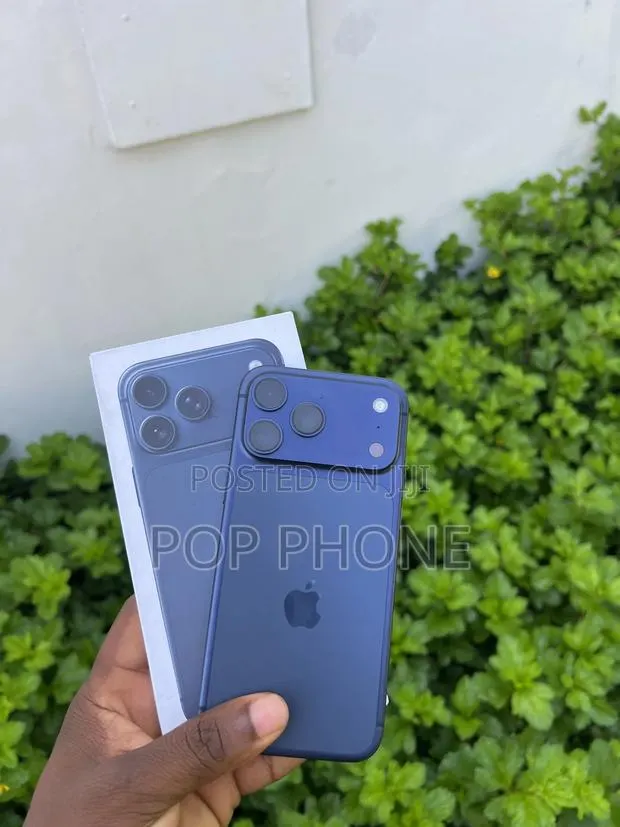 Apple iPhone 16 Pro Max 256 GB Blue · Photo 1
