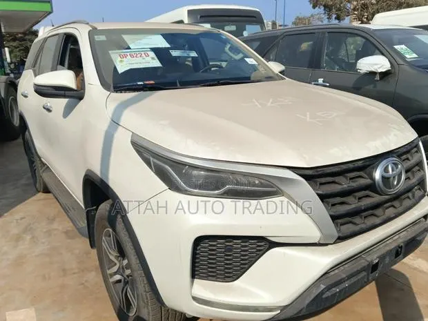 Toyota Fortuner 2021 White · Photo 1