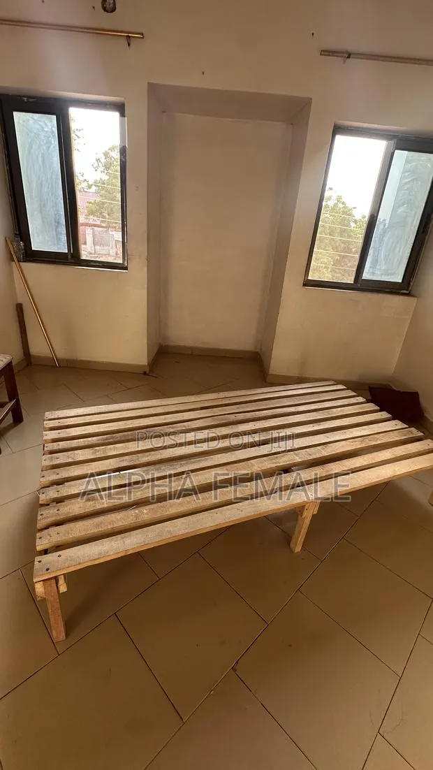 Medium Size Bed Pallet Frame · Photo 1
