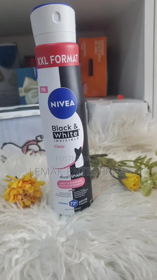 NIVEA Black White Invisible Clear XXL Spray 72-Hour Deodorant 250ml · Photo 1