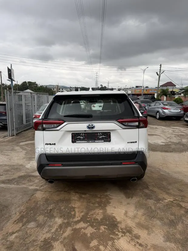 Toyota RAV4 LE AWD 2023 White · Photo 1