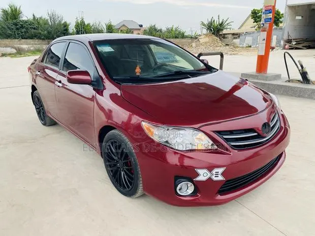 Toyota Corolla LE 4dr Sedan (1.8L 4cyl 4A) 2013 Red · Photo 1