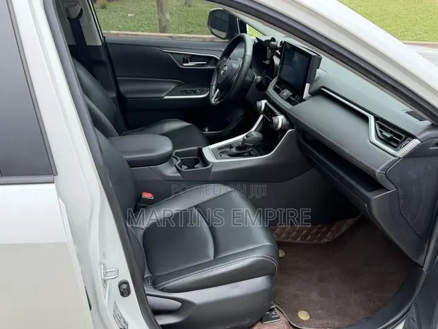 Toyota RAV4 XLE 2022 Black · Photo 1