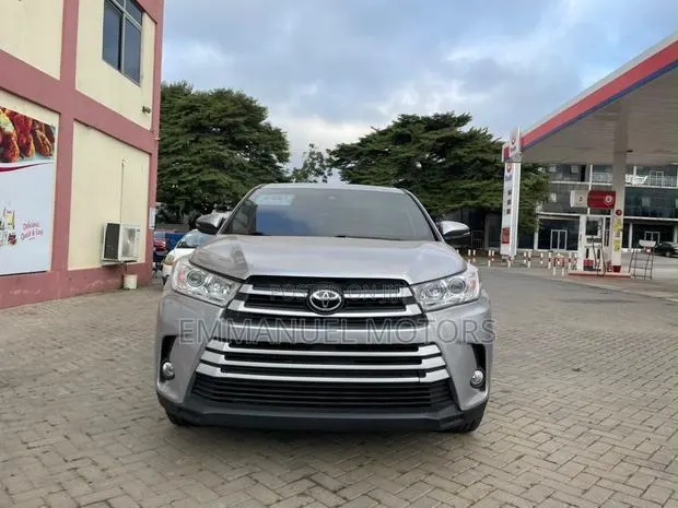 Toyota Highlander LE Plus 2019 Silver · Photo 1