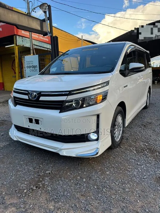 Toyota Voxy V 2WD 8-Seater 2014 White · Photo 1
