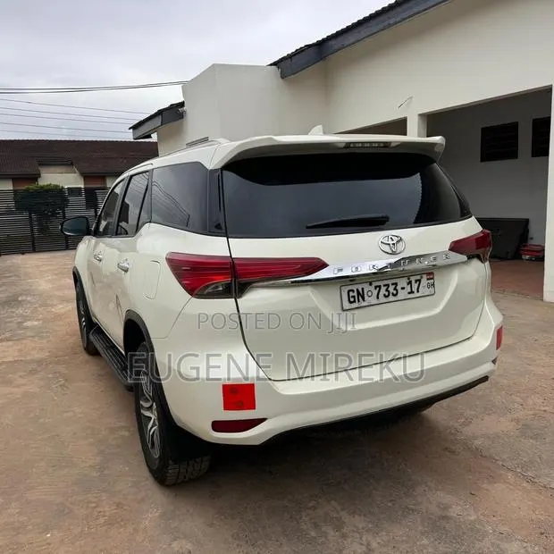 Toyota Fortuner 2017 White · Photo 1
