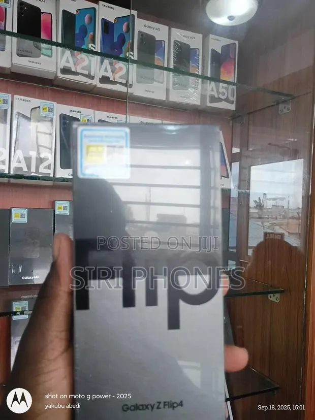 New Samsung Galaxy Z Flip4 256 GB Black · Photo 1