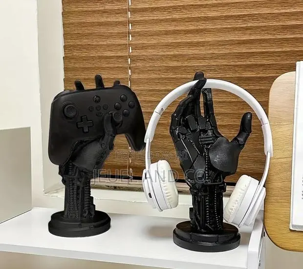 Punk-Style Robotic Arm Display Stand With Abs Storage Rack · Photo 1