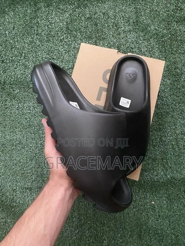 Yeezy Slides · Photo 1