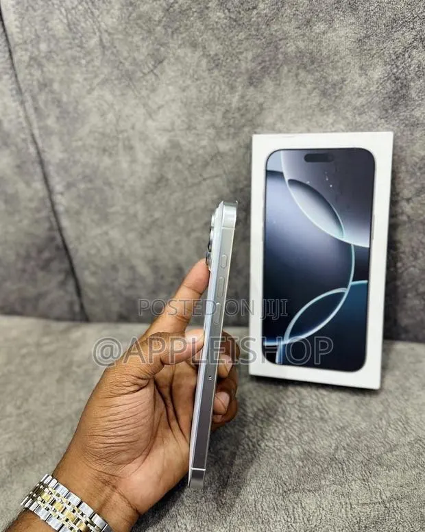 Apple iPhone 16 Pro Max 512 GB Silver · Photo 1