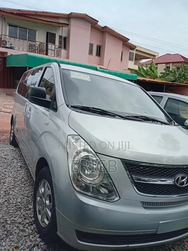 Hyundai Starex 2015 Silver · Photo 1