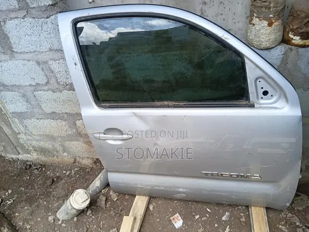 05 to 15 Toyota Tacoma Passager Front Door · Photo 1