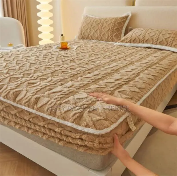 Fluffy Bed Cover · Photo 1