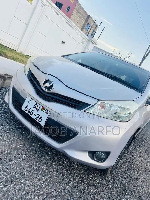Toyota Vitz 1.3 AWD 5dr 2012 Gold · Photo 1