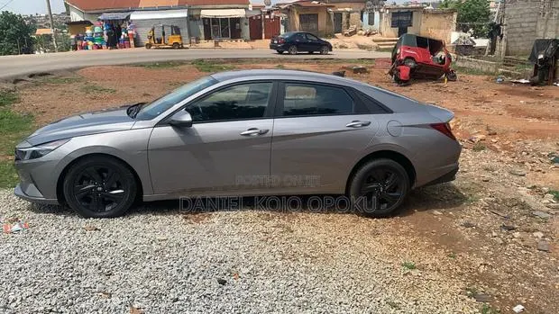 Hyundai Elantra 2023 Gray · Photo 1