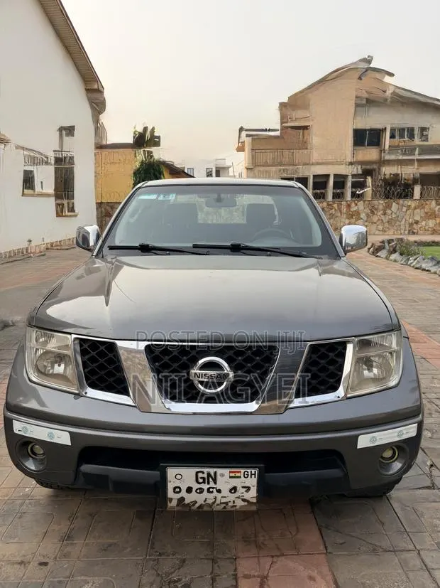 Nissan Navara 2012 Gray · Photo 1