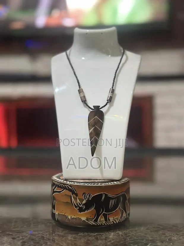 Handcrafted Ox Bone Arrowhead Necklace – Symbol of Focus Strength · Photo 1