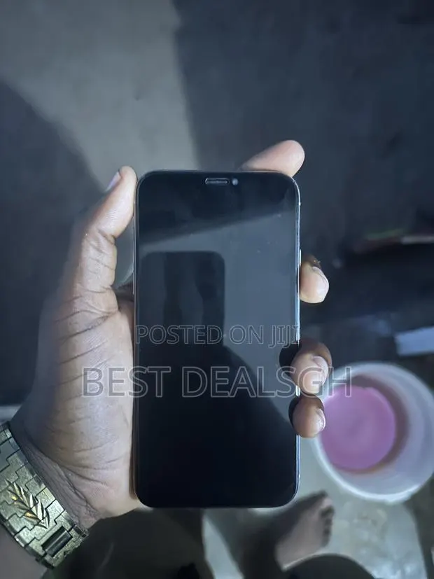 Apple iPhone XR 64 GB White · Photo 1