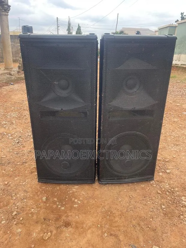 RCF 4PRO 4001-a 3-Way Powered Full Range Speaker Cabine · Photo 1