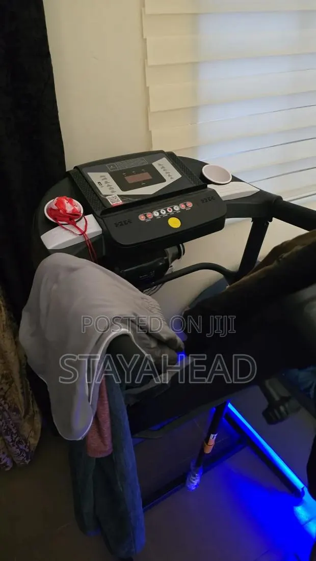 Motorized Folding Treadmill – 4hp, Led Display · Photo 1