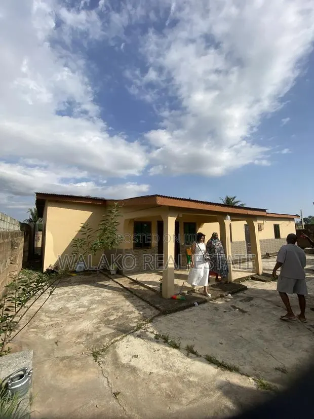 6bdrm House in Amasaman for sale · Photo 1