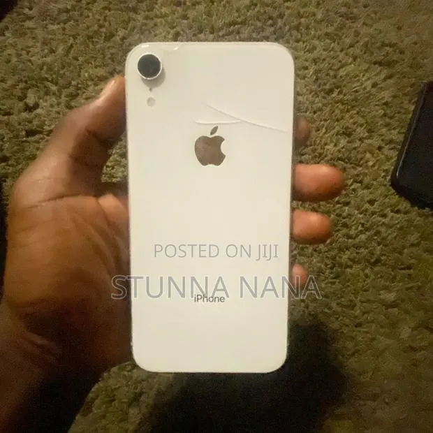 Apple iPhone XR 128 GB White · Photo 1