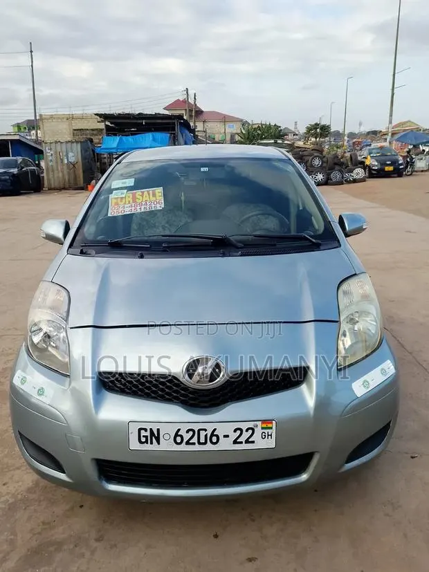 Toyota Vitz 1.3 AWD 3dr 2010 Silver · Photo 1