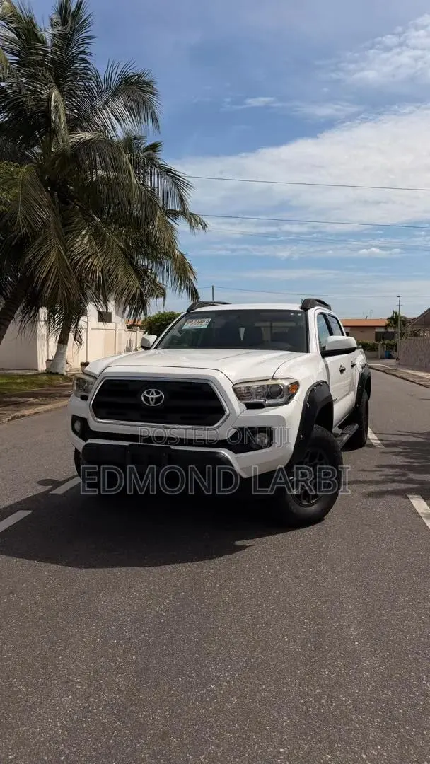 Toyota Tacoma 2017 White · Photo 1