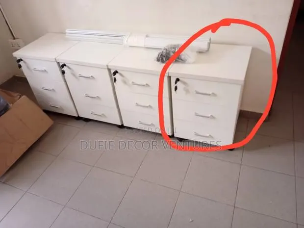 Metallic Cabinet · Photo 1