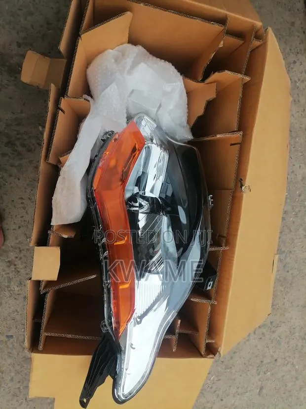 Mitsubishi L200 2015-2016 Headlights (R) · Photo 1