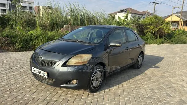 Toyota Yaris Base Sedan 4dr 2010 Gray · Photo 1