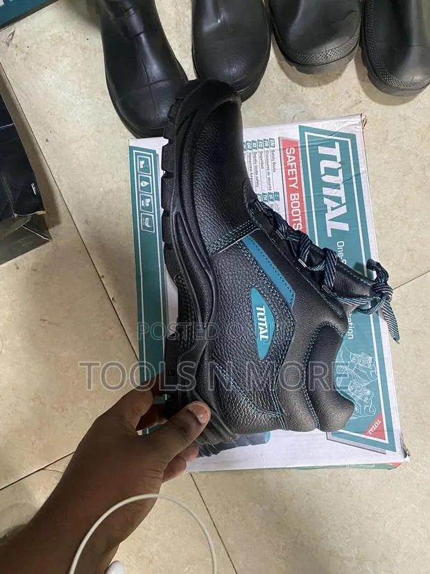 Total Leather Safety Boot · Photo 1