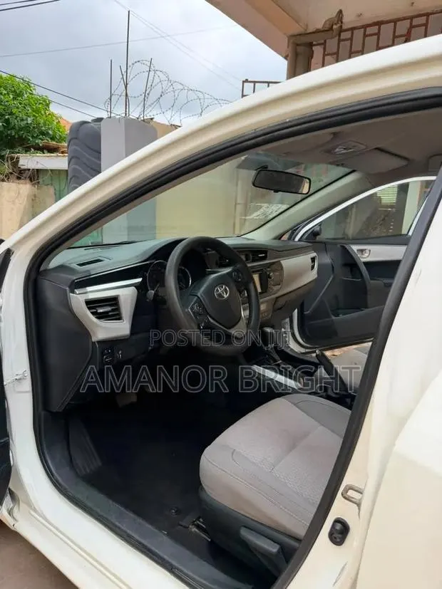 Toyota Corolla 2014 White · Photo 1