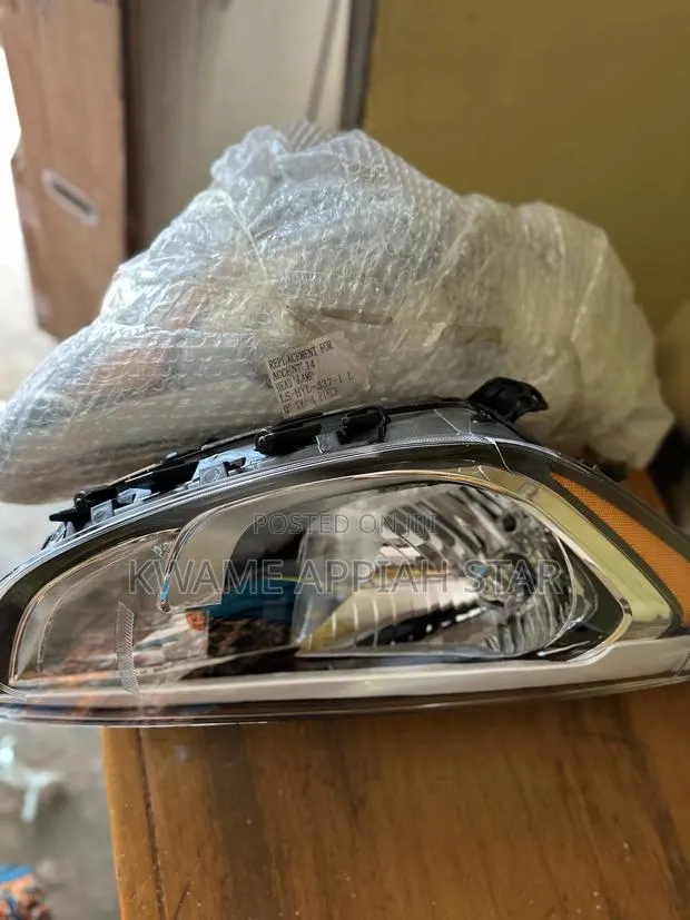 Accent “2012,2013,2014” Headlight Pair · Photo 1