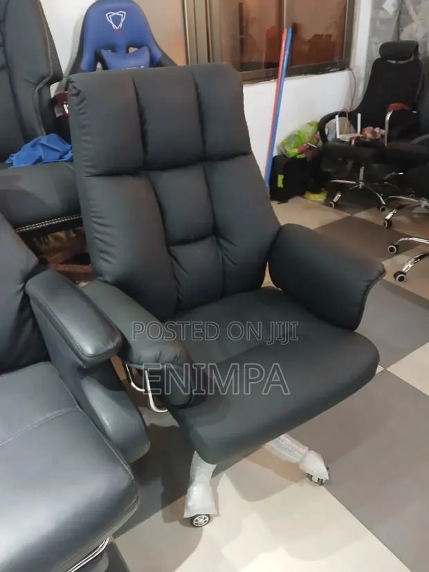 An Exclusive Black Office Leather Chair · Photo 1