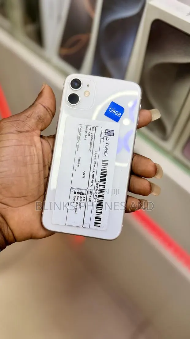 Apple iPhone 11 128 GB White · Photo 1