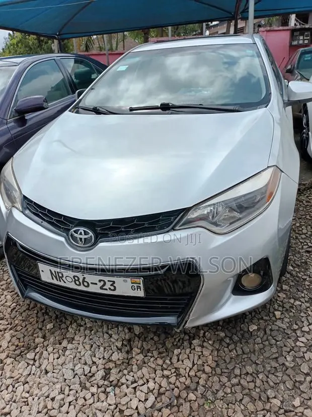 Toyota Corolla LE 4dr Sedan (1.8L 4cyl CVT) 2016 Silver · Photo 1