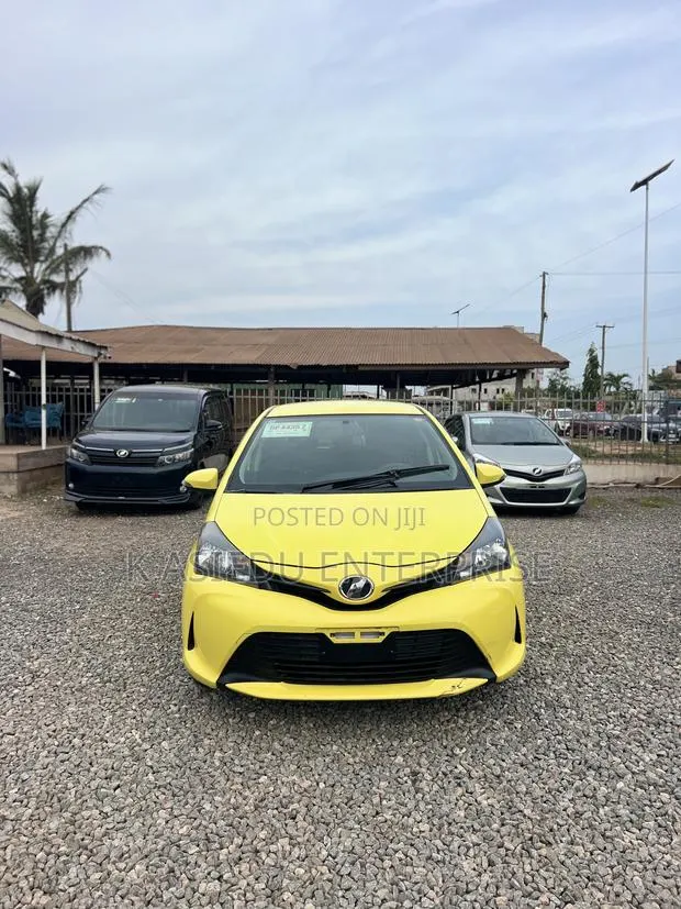 Toyota Vitz 1.3 AWD 3dr 2015 Yellow · Photo 1