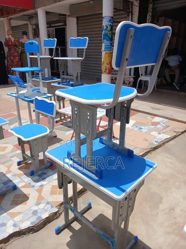Sstudents Table and Chairs With Adjustable Hight · Photo 1