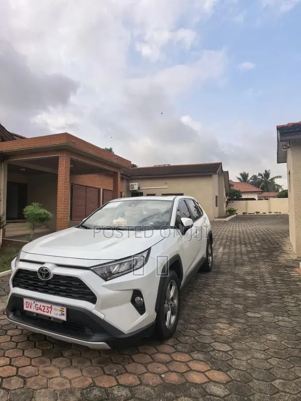 Toyota RAV4 2023 White · Photo 1