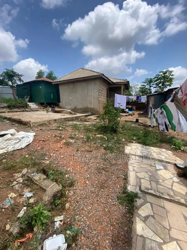 70/100 Land for Sale at Sowutoum Ofankor 7 Days · Photo 1