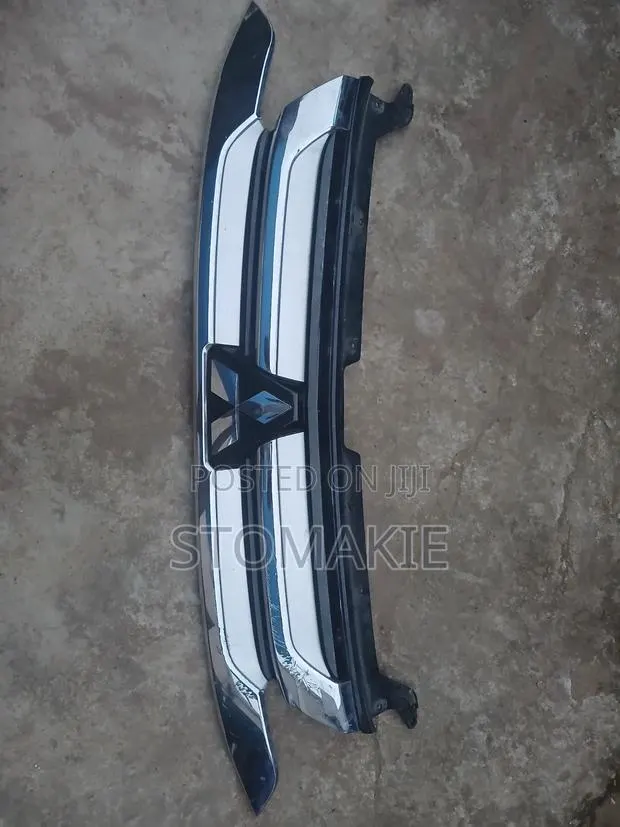 16 to 19 Mitsubishi Outlander Front Upper Grille · Photo 1