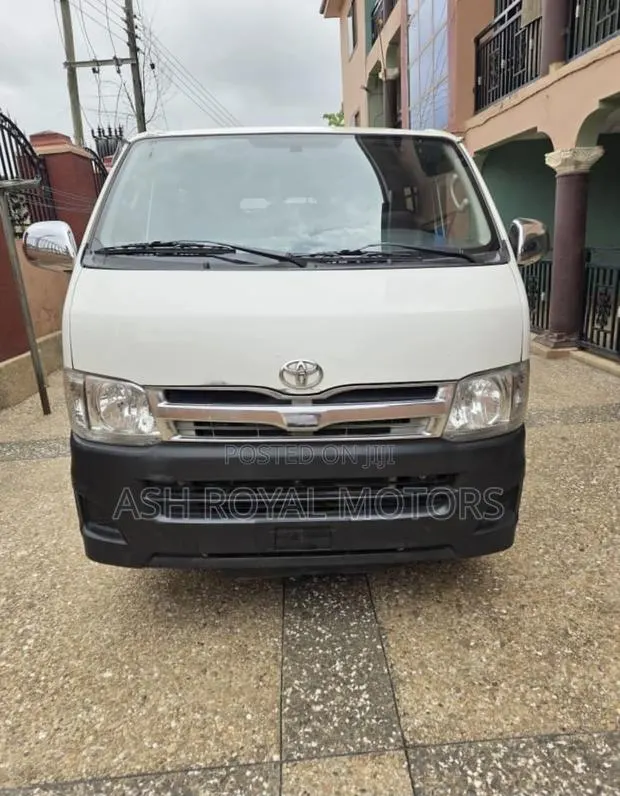Toyota HiAce 2013 White · Photo 1